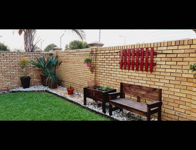 2 BEDROOM TOWNHOUSE FOR SALE IN AMBERFIELD RIDGE